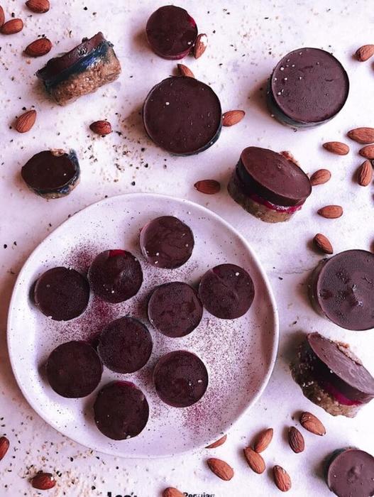 Raw Salted Caramel Peanut Butter Cup Cakes | Coconut Magic